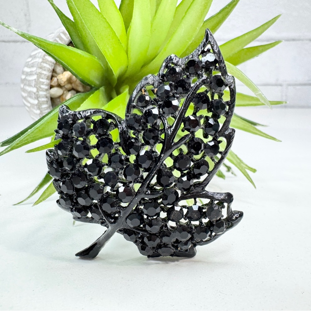 Vintage 60s Weiss Black Rhinestone Leaf Japanned Metal Retro Whimsigoth Brooch